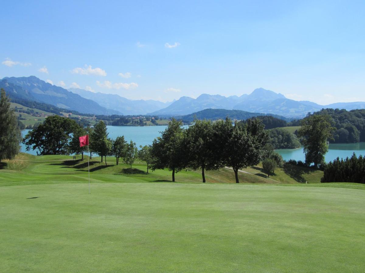 ホテル Golf De La Gruyere Pont-la-Ville エクステリア 写真
